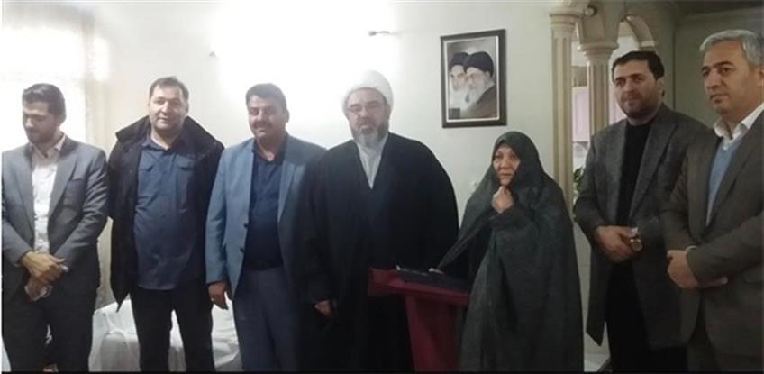 بازدید امام جمعه ، شهردار و رئیس شورای شهر از خانواده شهیدان