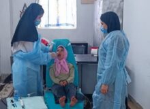 استقرار میز خدمت سلامت و ارائه خدمات دندان‌پزشکی رایگان توسط بسیج جامعه پزشکی شبکه بهداشت شهریار در باغستان شهریار – ۴ دی ماه ۱۴۰۴