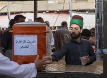 ارائه خدمات متنوع موکب حرم حضرت عباس (ع)به زائران روز عرفه در کربلا